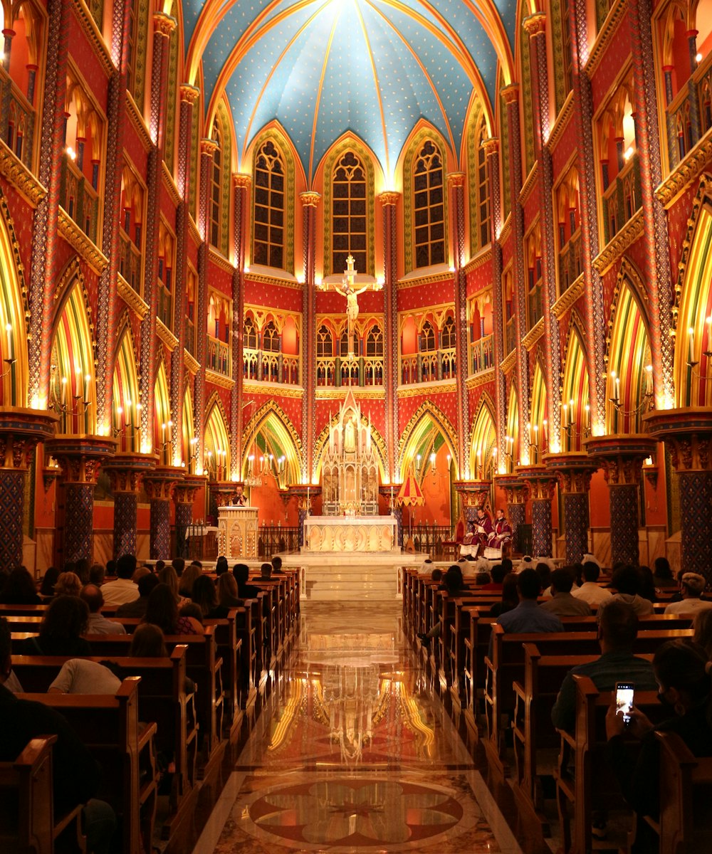 Fidèles réunis dans une église